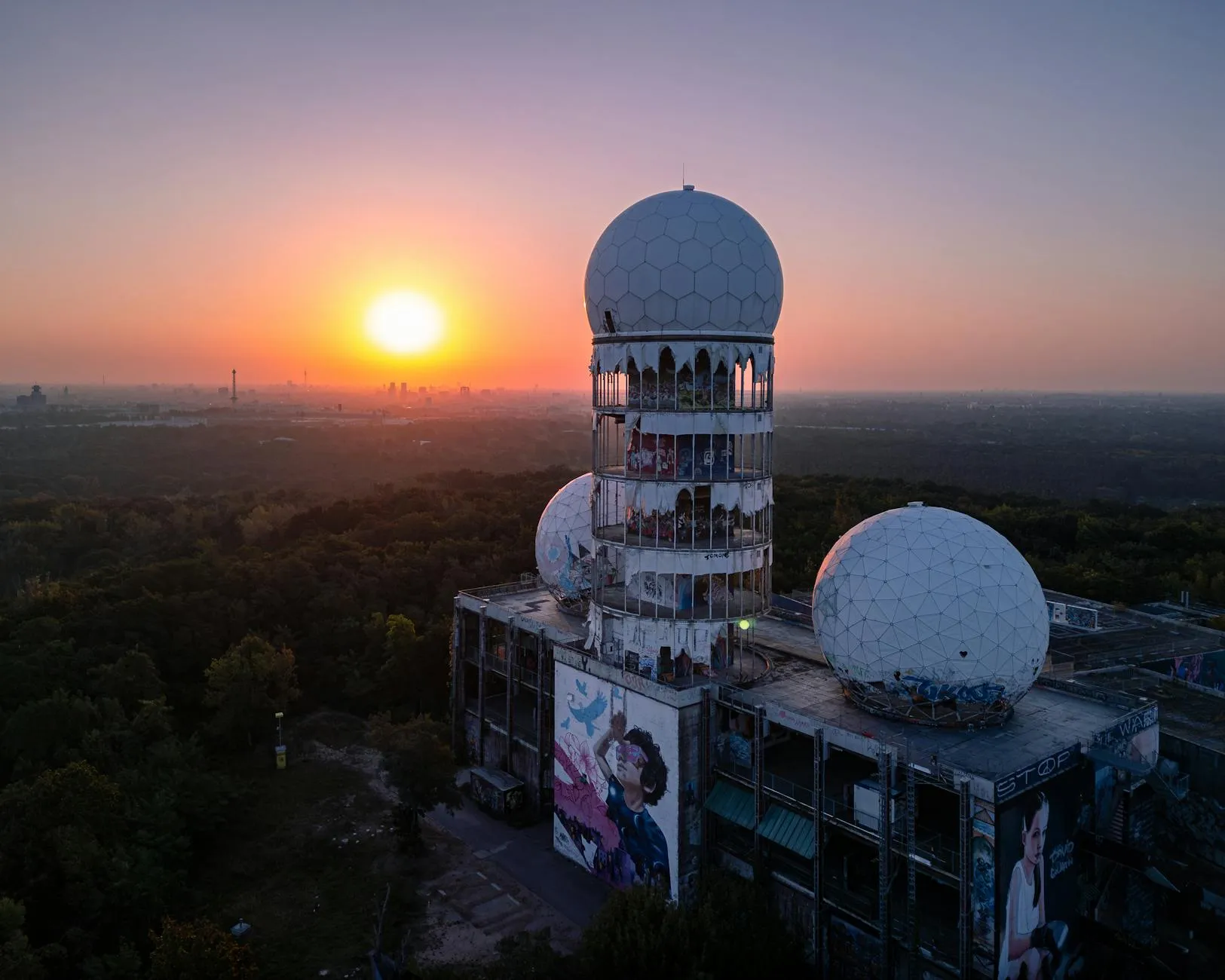 A BRIEF HISTORY OF CONFLICT IN AFRICA 8 Cold War and History of Conflict in Africa. The sun sets over the dome of a building
